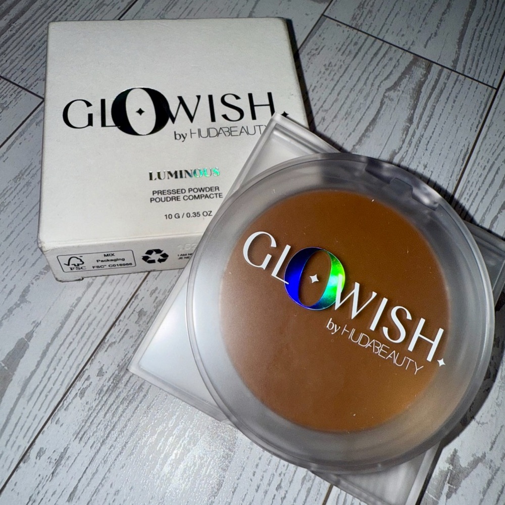 HUDA BEAUTY GloWish Luminous Pressed Powder - White